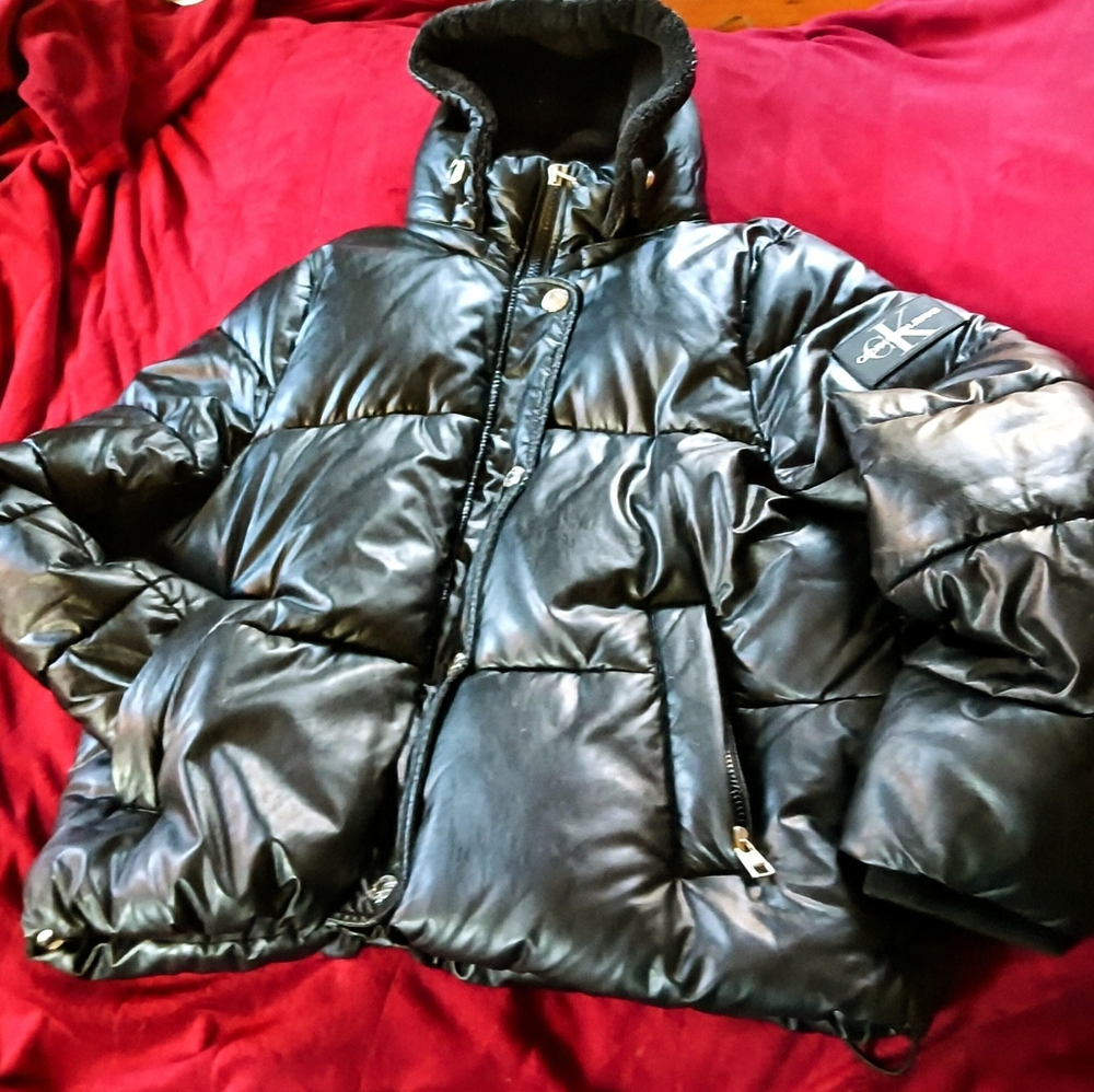 Calvin Klein Women's Bomber/puffer Jacket with Detachable Hood. Down lining